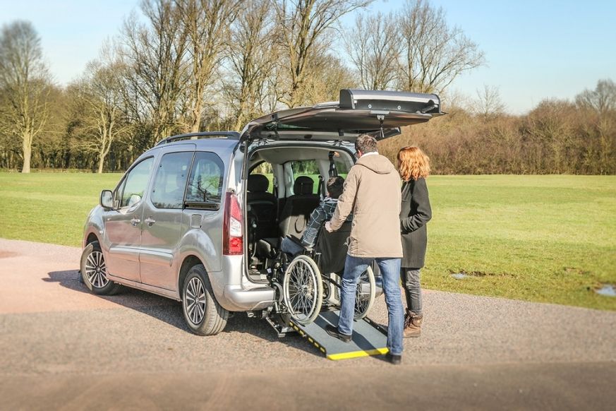 Voiture et fauteuil roulant